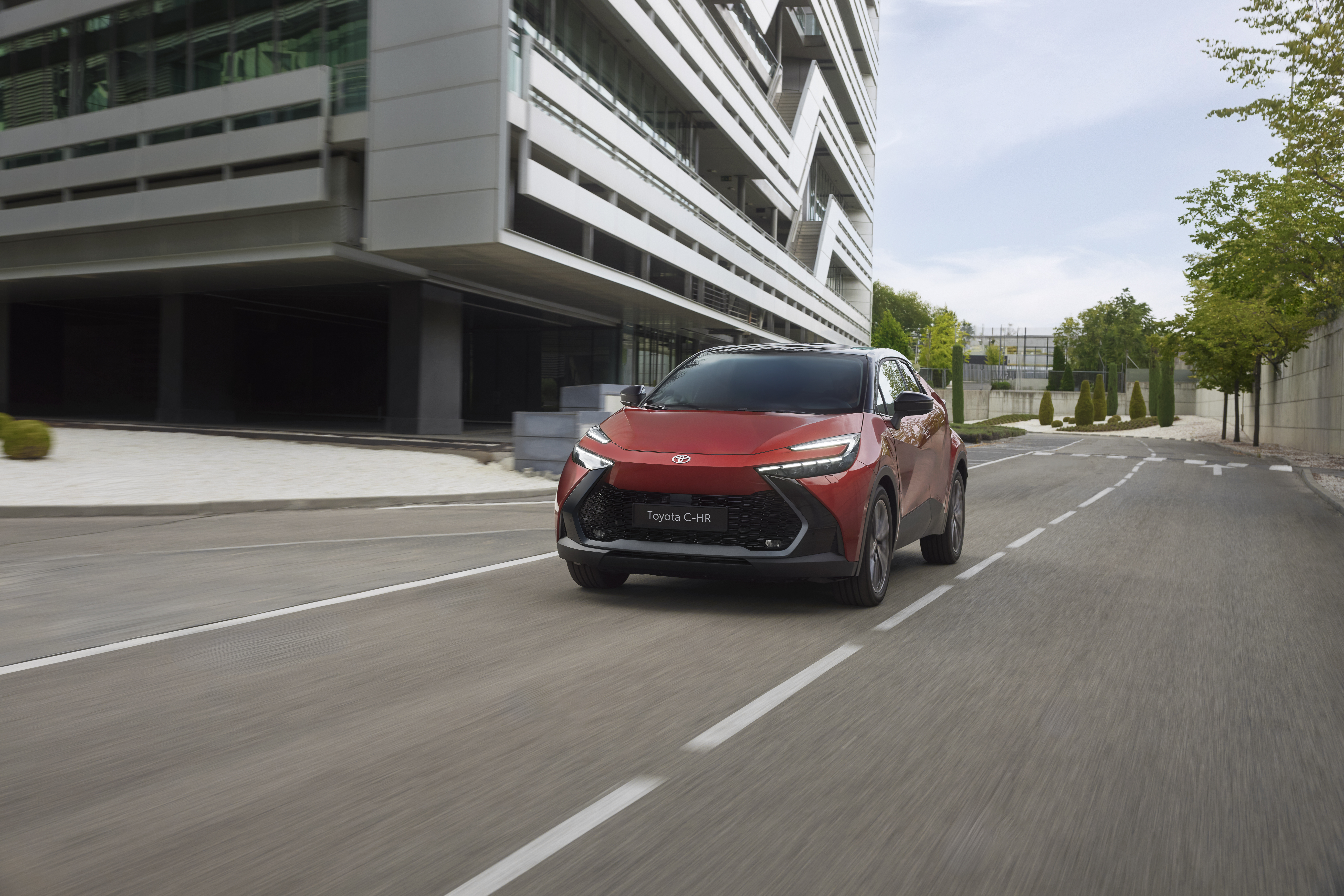 Toyota C-HR za jízdy ve městě.
